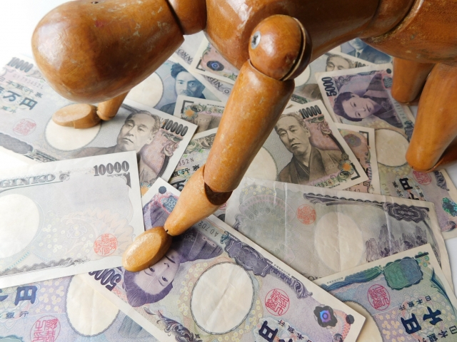 借金を背負う男。多久市で借金返済の無料相談ができます